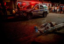 Folha: 120 cidades do país concentram metade dos homicídios. São Gonçalo aparece em terceiro lugar Polícia atende a um caso de homicídio em Belém. A capital paraense é uma das mais violentas do país. Foto: Yan Boechat/Folhapress