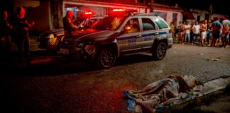 Folha: 120 cidades do país concentram metade dos homicídios. São Gonçalo aparece em terceiro lugar Polícia atende a um caso de homicídio em Belém. A capital paraense é uma das mais violentas do país. Foto: Yan Boechat/Folhapress