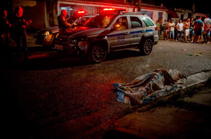 Polícia atende a um caso de homicídio em Belém. A capital paraense é uma das mais violentas do país. Foto: Yan Boechat/Folhapress