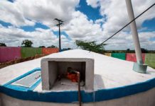 CMA analisa projeto que estimula uso de água da chuva em construções Cisterna capta água de chuvas em escola estadual de Conceição do Coité, no sertão da Bahia: comissão avalia tornar a captação de água da chuva obrigatória em novas construções, públicas ou privadas - Foto: Ubirajara Machado/Sec Especial do Desenvolvimento Social