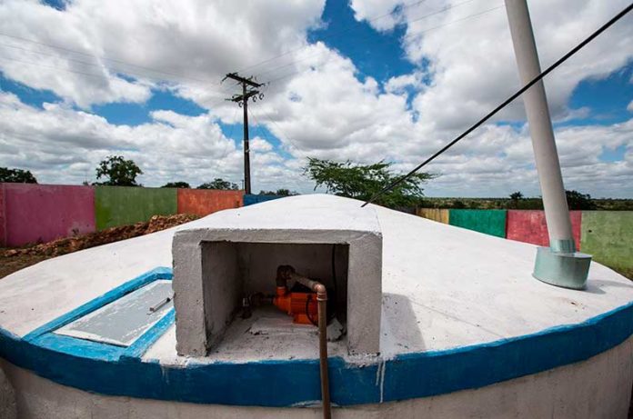 Cisterna capta água de chuvas em escola estadual de Conceição do Coité, no sertão da Bahia: comissão avalia tornar a captação de água da chuva obrigatória em novas construções, públicas ou privadas - Foto: Ubirajara Machado/Sec Especial do Desenvolvimento Social