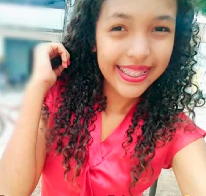 Karolina Oliveira Gomes tinha 16 anos — Foto: Arquivo Pessoal