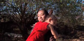 Menina de 5 anos é deixada pelo transporte escolar em estrada rural a 15 km do local onde mora Raquel segura Helena após menina ter sido deixada pela perua escolar a 15 km de casa, na zona rural de Motuca — Foto: Paulo Chiari/EPTV