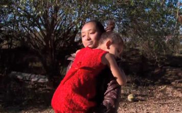 Menina de 5 anos é deixada pelo transporte escolar em estrada rural a 15 km do local onde mora Raquel segura Helena após menina ter sido deixada pela perua escolar a 15 km de casa, na zona rural de Motuca — Foto: Paulo Chiari/EPTV