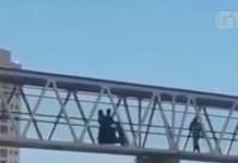 Vídeo flagra homem atravessando passarela de moto com mulher na garupa na BR-101 em Natal Moto é flagrada sobre passarela na BR-101 em Natal — Foto: Reprodução