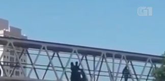 Vídeo flagra homem atravessando passarela de moto com mulher na garupa na BR-101 em Natal Moto é flagrada sobre passarela na BR-101 em Natal — Foto: Reprodução