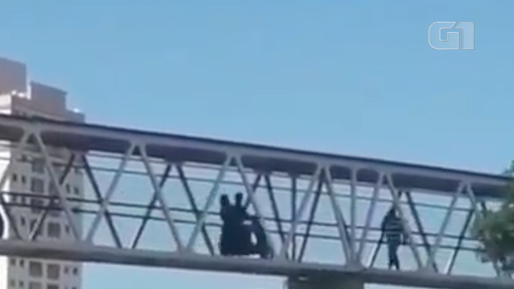 Vídeo flagra homem atravessando passarela de moto com mulher na garupa na BR -101 em Natal