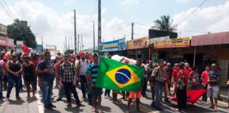 MST boqueia rodovia na Grande Natal Manifestantes bloquearam a passagem de veículos na manhã desta segunda-feira (19) na RN-160, em São Gonçalo do Amarante — Foto: Kleber Teixeira/Inter TV Cabugi