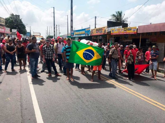 Manifestantes bloquearam a passagem de veículos na manhã desta segunda-feira (19) na RN-160, em São Gonçalo do Amarante — Foto: Kleber Teixeira/Inter TV Cabugi