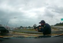 Dupla tenta fugir de fiscalização, bate carro roubado e é presa pela PRF na Grande Natal; veja vídeo Homens foram presos após perseguição da PRF — Foto: Reprodução/PRF/Divulgação