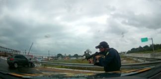 Dupla tenta fugir de fiscalização, bate carro roubado e é presa pela PRF na Grande Natal; veja vídeo Homens foram presos após perseguição da PRF — Foto: Reprodução/PRF/Divulgação