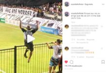 Rodeio? Torcedor do ABC se segura em grade que balança e vídeo viraliza; veja Torcedor do ABC vira meme após comemoração perigosa — Foto: Reprodução