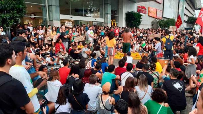 Manifestantes protestam em defesa da Amazônia em Natal — Foto: Sérgio Henrique Santos/Inter TV Cabugi