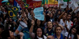 Atos contra Bolsonaro levam milhares às ruas no Rio e em SP Manifestantes protestam contra governo Bolsonaro, na avenida Paulista, em São Paulo / Foto: Eduardo Anizelli/Folhapress
