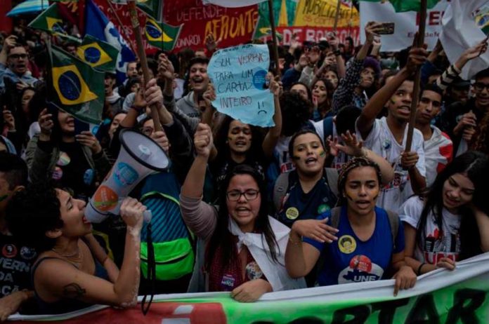 Manifestantes protestam contra governo Bolsonaro, na avenida Paulista, em São Paulo / Foto: Eduardo Anizelli/Folhapress