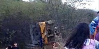 Ônibus com estudantes sai da pista e capota na BR-304 no RN Acidente aconteceu na BR-304 próximo ao município de Pau dos Ferros, no RN — Foto: Redes sociais