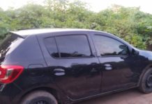 Dois homens são mortos em estrada de terra em São Gonçalo do Amarante, RN Sandero que estava com Eliedson foi levado pelos criminosos. Pouco tempo depois, carro foi encontrado abandonado — Foto: PMRN/Divulgação