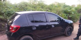 Dois homens são mortos em estrada de terra em São Gonçalo do Amarante, RN Sandero que estava com Eliedson foi levado pelos criminosos. Pouco tempo depois, carro foi encontrado abandonado — Foto: PMRN/Divulgação