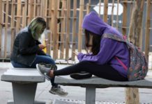 Uso de celular com cabeça inclinada pode causar lesão na cervical