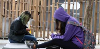 Uso de celular com cabeça inclinada pode causar lesão na cervical