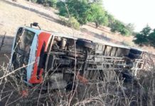 Ônibus com estudantes capota em estrada do RN; não há feridos Acidente aconteceu com ônibus que levava alunos da rede pública de Santana do Matos — Foto: Redes Sociais