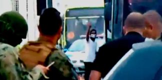 Sniper atira em sequestrador e ação criminosa em ônibus chega ao fim Sequestrador de ônibus na ponte Rio-Niteroi, momentos antes de ser atingido por um sniper; segundo PM, reféns foram liberados sem ferimentos (Twitter/Reprodução)