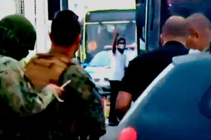 Sequestrador de ônibus na ponte Rio-Niteroi, momentos antes de ser atingido por um sniper; segundo PM, reféns foram liberados sem ferimentos (Twitter/Reprodução)