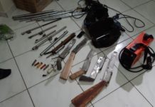 Idoso é preso suspeito de fabricar armas caseiras em Parnamirim Armas de fabricação artesanal foram apreendidas com idoso em Parnamirim — Foto: Sérgio Henrique Santos/Inter TV Cabugi