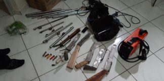 Idoso é preso suspeito de fabricar armas caseiras em Parnamirim Armas de fabricação artesanal foram apreendidas com idoso em Parnamirim — Foto: Sérgio Henrique Santos/Inter TV Cabugi