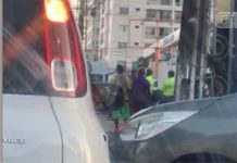 Vídeo mostra motorista agredindo agente de trânsito após ser multado em Natal Motorista agride agente de trânsito em Natal ao perceber que foi furtado — Foto: Reprodução