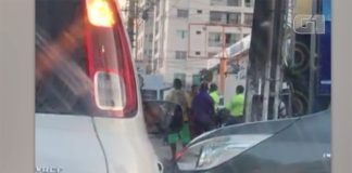 Vídeo mostra motorista agredindo agente de trânsito após ser multado em Natal Motorista agride agente de trânsito em Natal ao perceber que foi furtado — Foto: Reprodução