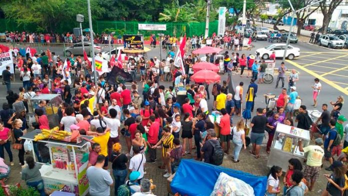 NATAL, 15h23: Manifestantes fecham avenida Salgado Filho, no bairro Tirol, em Natal — Foto: Rafael Barbosa/G1