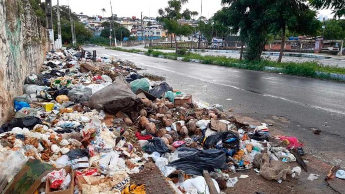 Avenida do Contorno, na Cidade Alta, Zona Leste de Natal, com acúmulo de lixo — Foto: Sérgio Henrique Santos/Inter TV Cabugi