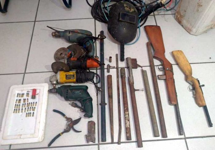 Armas e materiais foram apreendidas em 'oficina clandestina' na Zona Sul de Natal. — Foto: Polícia Civil/Divulgação