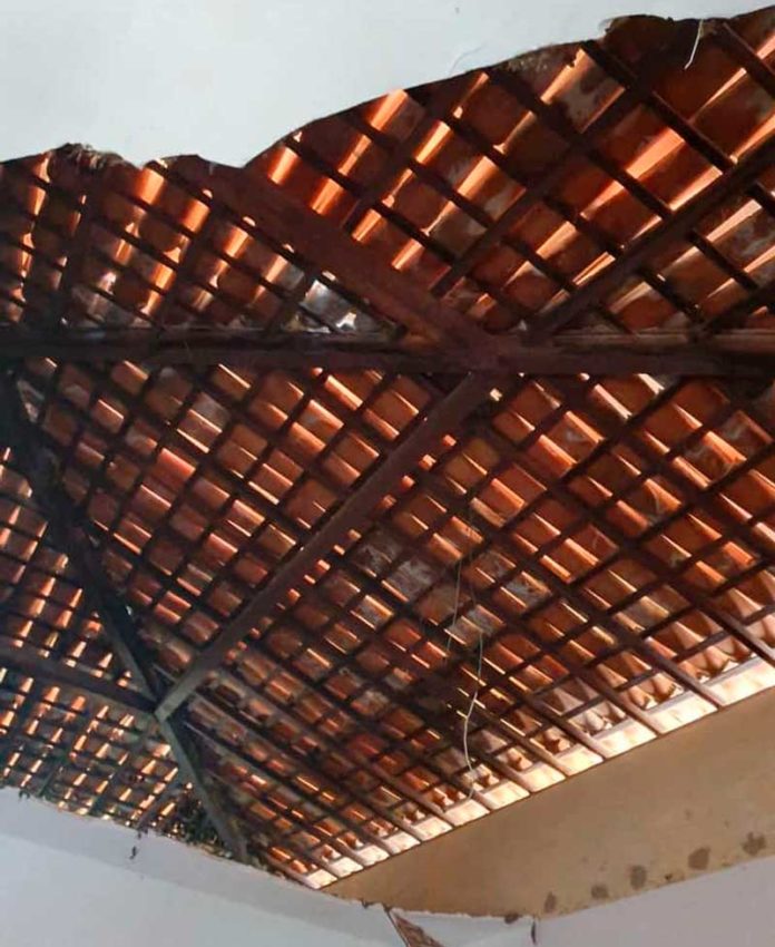 Parte do teto de escola de Ceará-Mirim caiu — Foto: Cedida