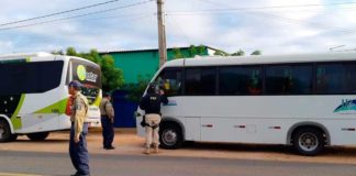 Operação flagra 27 transportes clandestinos de passageiros em rodovias no RN Ônibus, micro-ônibus e alternativos foram fiscalizados pela PRF, DER e PM na região metropolitana de Natal — Foto: PRF/Divulgação