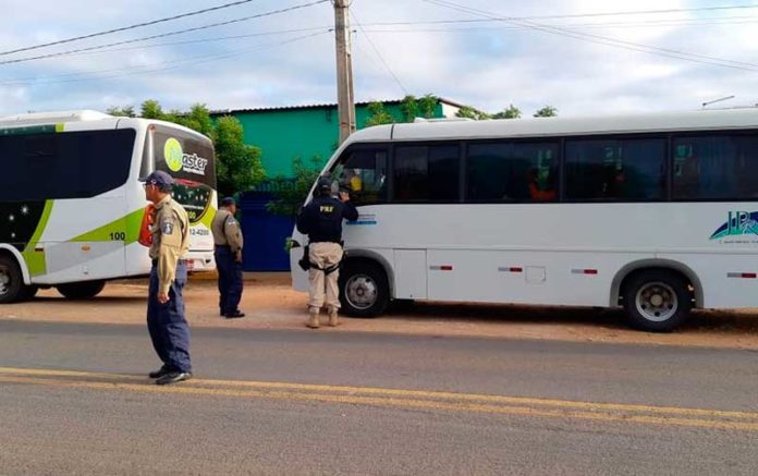 Ônibus, micro-ônibus e alternativos foram fiscalizados pela PRF, DER e PM na região metropolitana de Natal — Foto: PRF/Divulgação