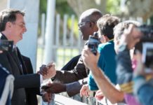 Bolsonaro diz que vai insistir na ideia de isentar de Imposto de Renda quem ganha até R$ 5 mil O presidente Jair Bolsonaro cumprimenta populares em frente ao Palácio da Alvorada Foto: Marcos Correa / PR