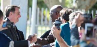 Bolsonaro diz que vai insistir na ideia de isentar de Imposto de Renda quem ganha até R$ 5 mil O presidente Jair Bolsonaro cumprimenta populares em frente ao Palácio da Alvorada Foto: Marcos Correa / PR