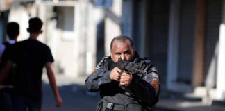 Mortes por policiais crescem em nove estados do país Policial com fuzil durante operação no Rio: na cidade, houve queda de assassinatos, mas total de autos de resistência é o maior da série histórica, segundo o ISP. Nos primeiros sete meses deste ano, houve 1.075 registros Foto: Pablo Jacob