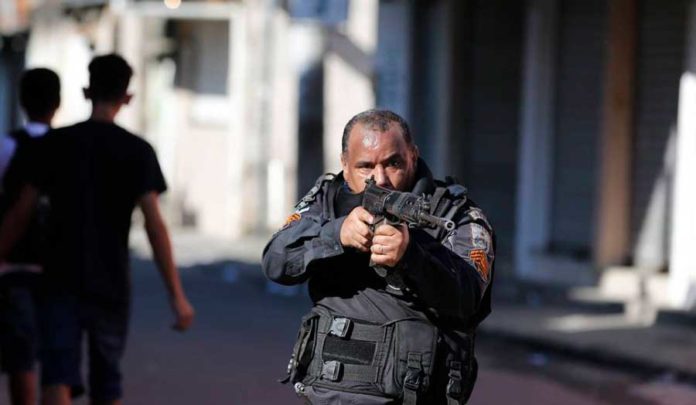 Policial com fuzil durante operação no Rio: na cidade, houve queda de assassinatos, mas total de autos de resistência é o maior da série histórica, segundo o ISP. Nos primeiros sete meses deste ano, houve 1.075 registros Foto: Pablo Jacob