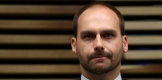 Bolsonaro admite rever indicação de Eduardo para embaixada em Washington O deputado federal Eduardo Bolsonaro em evento na Fiesp, no qual pediu apoio de empresários à indicação Foto: AMANDA PEROBELLI / REUTERS/12-8-2019