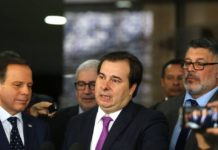 Fim das coligações pode unir DEM e PSDB, diz Rodrigo Maia O presidente da Câmara, Rodrigo Maia, participou da reunião de apresentação do deputado Alexandre Frota à bancada do PSDB Foto: Jorge William / Agência O Globo