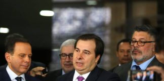 Fim das coligações pode unir DEM e PSDB, diz Rodrigo Maia O presidente da Câmara, Rodrigo Maia, participou da reunião de apresentação do deputado Alexandre Frota à bancada do PSDB Foto: Jorge William / Agência O Globo