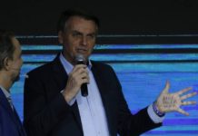 ‘Já botei parentes no passado, sim. Qual é o problema?’, diz Bolsonaro O presidente Jair Bolsonaro participa, com colete à prova de balas, do culto na Igreja Apostólica Fonte da Vida Foto: Jorge William / Agência O Globo