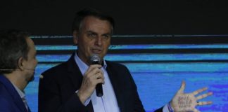 ‘Já botei parentes no passado, sim. Qual é o problema?’, diz Bolsonaro O presidente Jair Bolsonaro participa, com colete à prova de balas, do culto na Igreja Apostólica Fonte da Vida Foto: Jorge William / Agência O Globo