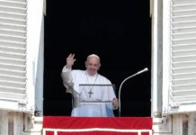 Papa Francisco pede transparência e solidariedade com as vítimas de abusos sexuais Papa acena para fieis em celebração neste domingo Foto: FILIPPO MONTEFORTE / AFP