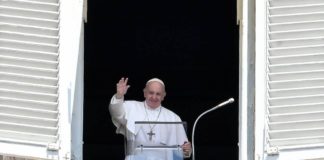 Papa Francisco pede transparência e solidariedade com as vítimas de abusos sexuais Papa acena para fieis em celebração neste domingo Foto: FILIPPO MONTEFORTE / AFP