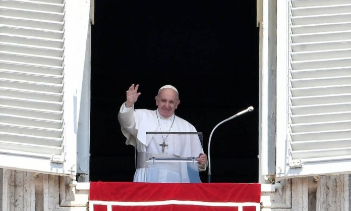 Papa acena para fieis em celebração neste domingo Foto: FILIPPO MONTEFORTE / AFP