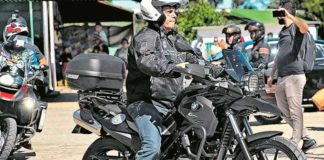 Com declarações diárias ao sair do Alvorada, Bolsonaro dirige a própria imagem para ser ‘autêntico’ Domingo de lazer. Ontem, o presidente Jair Bolsonaro andou de moto e passeou de jet-ski acompanhado do ministro da Secretaria de Governo, Luiz Eduardo Ramos Foto: José Cruz / Agência Brasil